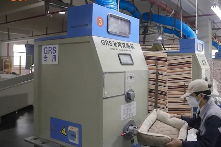 Choosing a GRS Certified Pet Bed Supplier – GRS special stuffing machine fills recycled batting material for eco-friendly dog bed manufacturing