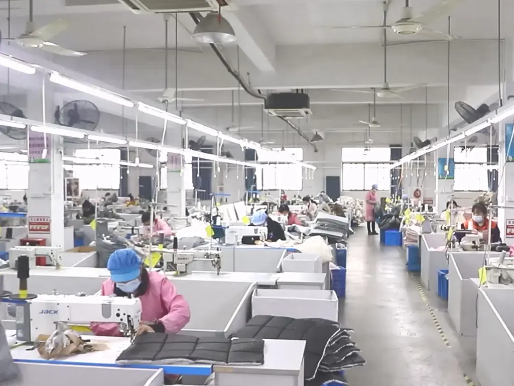 High-volume winter dog bed factory production line displaying multi-layered insulation textiles