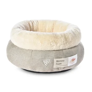 Sustainable eco-friendly cat beds manufactured from GRS-certified recycled materials for European market sourcing.