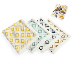 Mass production of soft fleece cat blankets wholesale from certified Chinese pet supplies manufacturing plant.